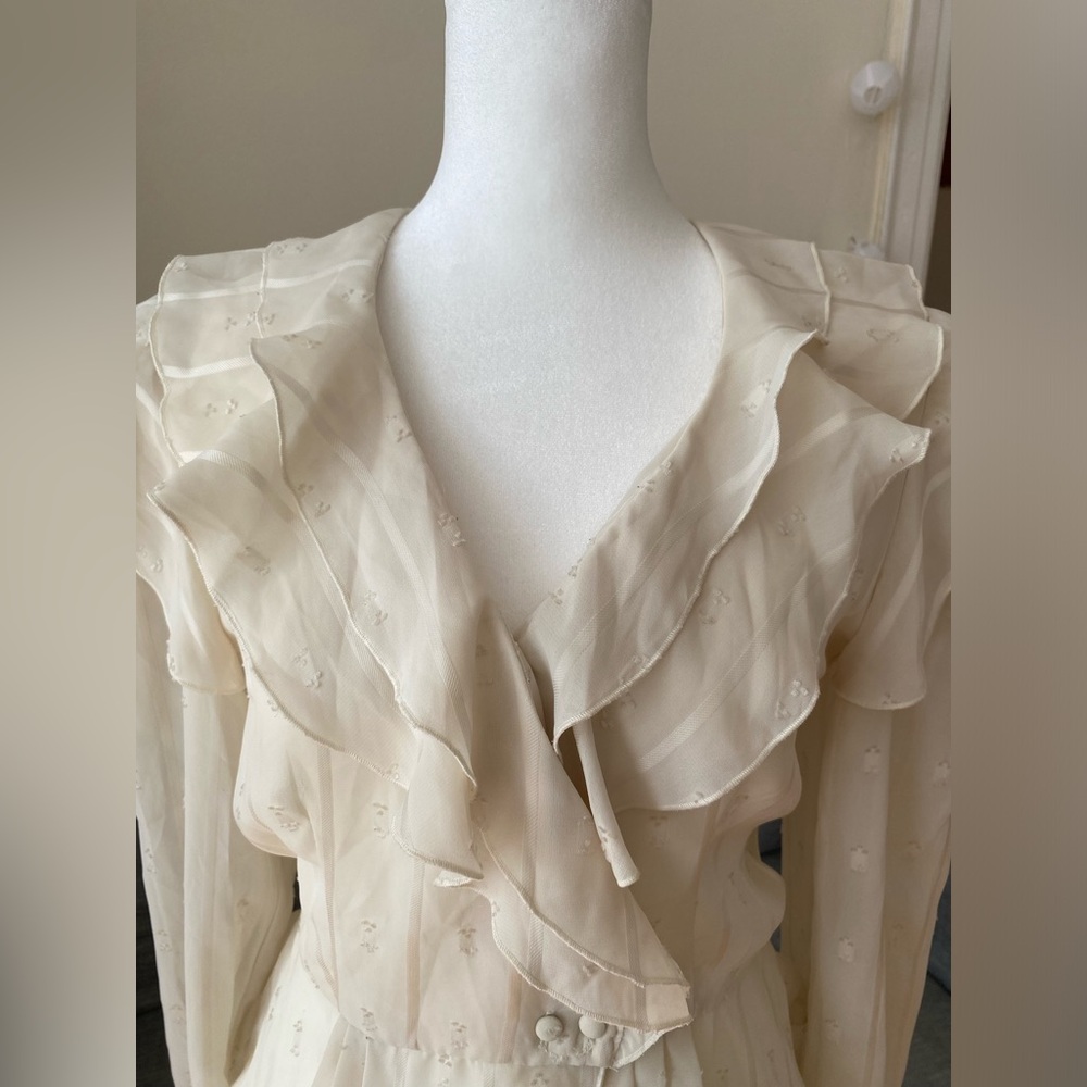 Robins Nest Ruffled Ivory Top Size S - Picture 2 of 8